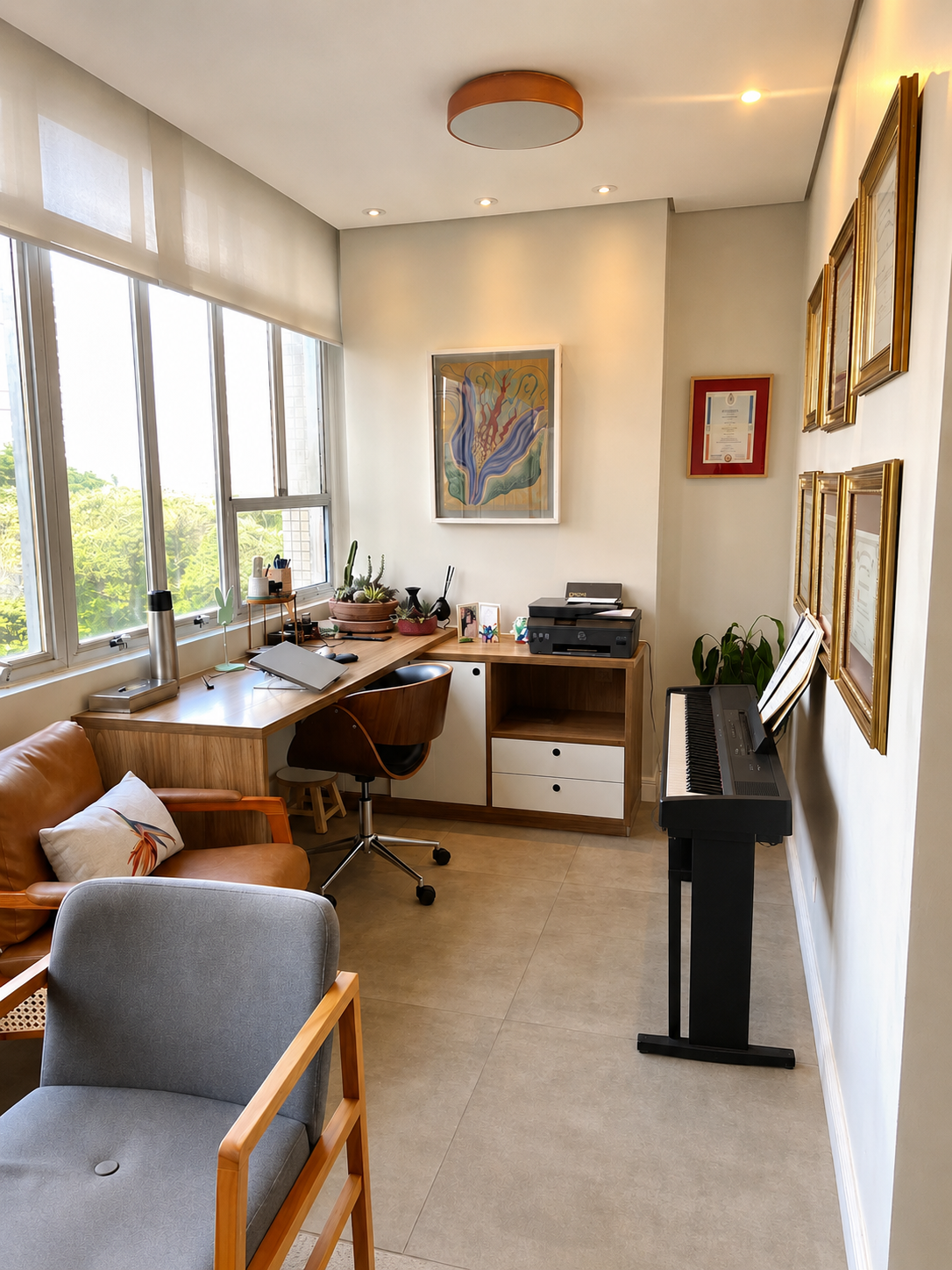 Consultório da Dra. Sumika Mori na Bela Vista, São Paulo — sala de atendimento com luz natural, mesa em madeira, piano digital, cadeiras de couro e quadros de autoria na parede