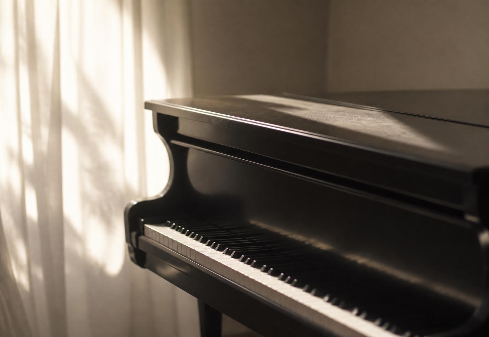 Piano de cauda iluminado pela luz da manhã, com cortina de linho